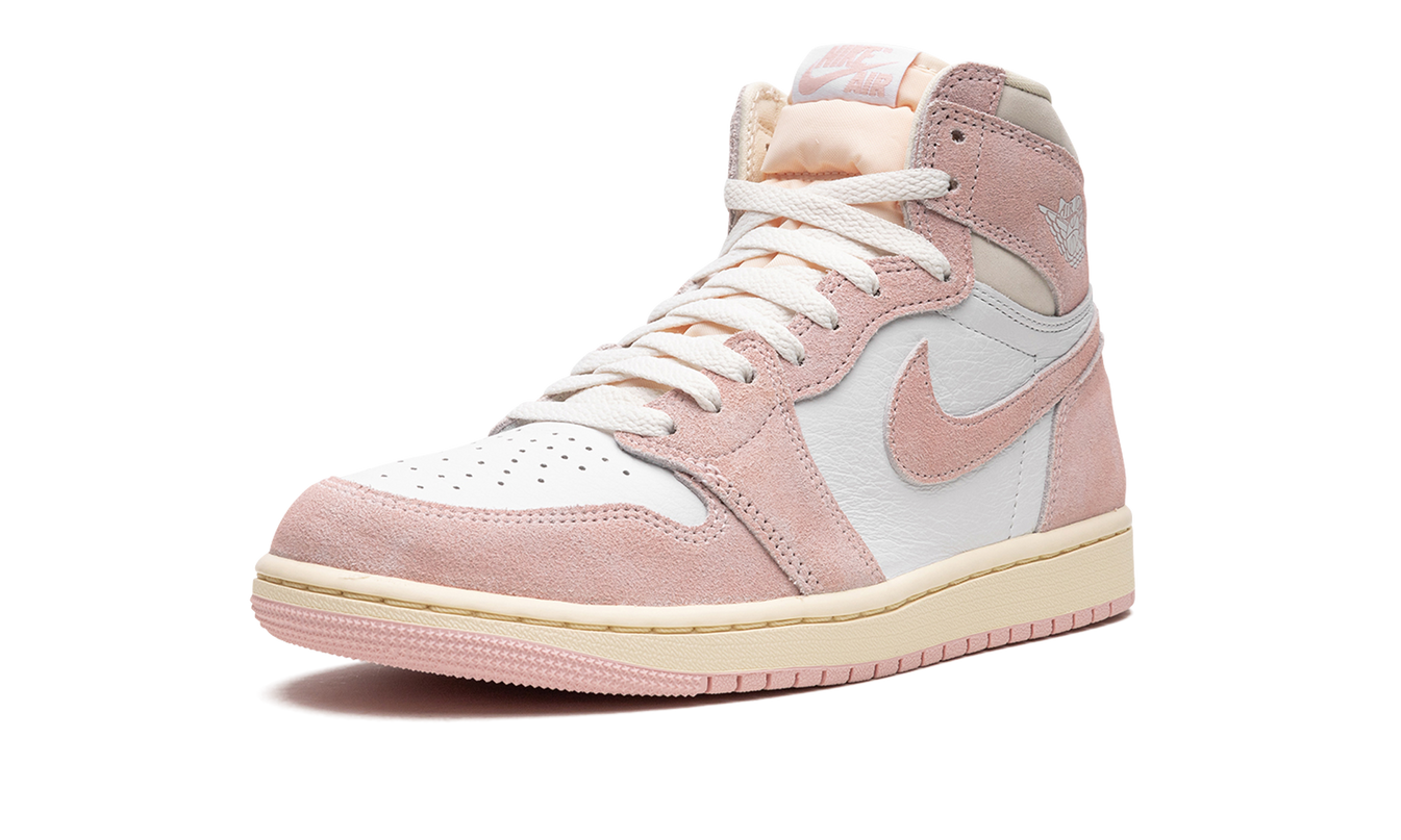 Lichte roze Air Jordan 1 WMNS sneakers van Mijn winkel, zichtbaar met wit en roze details en sportieve stijl.