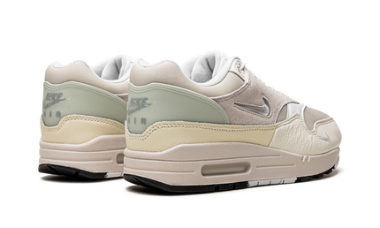 Lichte Nike Air Max 1 schoenen met Hangul Day ontwerp en kleurrijke details, geschikt voor casual wear.