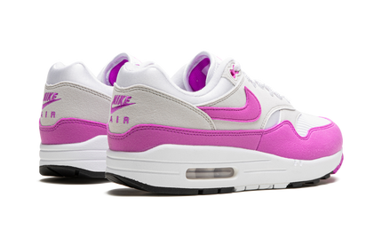 Nike Air Max 1 WMNS Fuchsia Dream schoenen met roze en witte details, zichtbaar op de afbeelding.