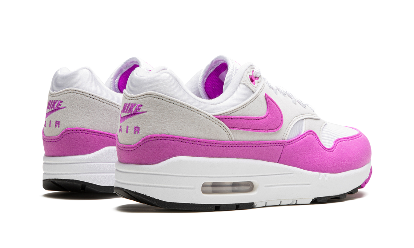 Nike Air Max 1 WMNS Fuchsia Dream schoenen met roze en witte details, zichtbaar op de afbeelding.