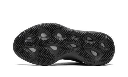 Zwarte Yeezy 700 V3 "Dark Glow" sneakers van Mijn winkel, gedetailleerde close-up van de sportschoenen.