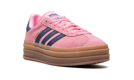 Adidas Gazelle BOLD Dames schoenen in Pink Glow, sportieve sneakers met roze details en witte zool.