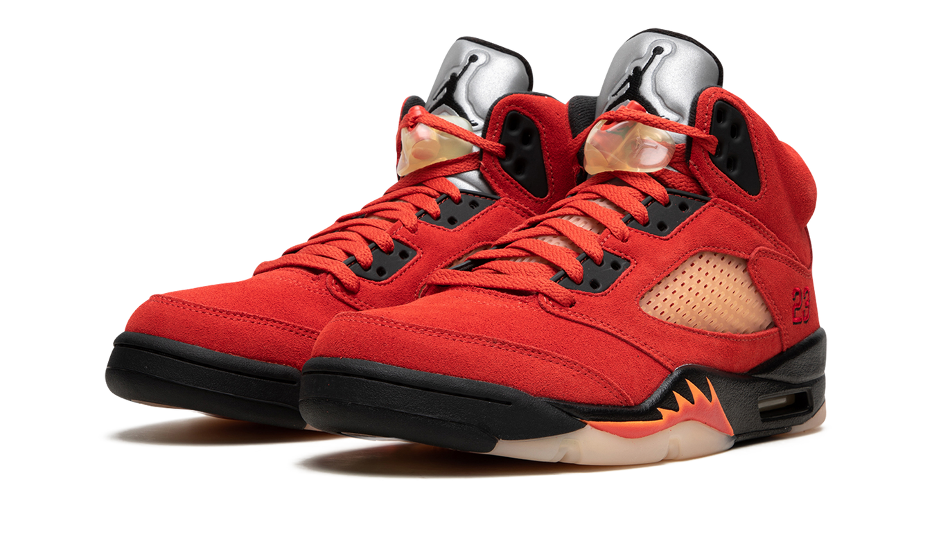 Air Jordan 5 WMNS "Mars For Her" schoenen van Mijn winkel, close-up van de zwarte en rode leren sneakers met witte details