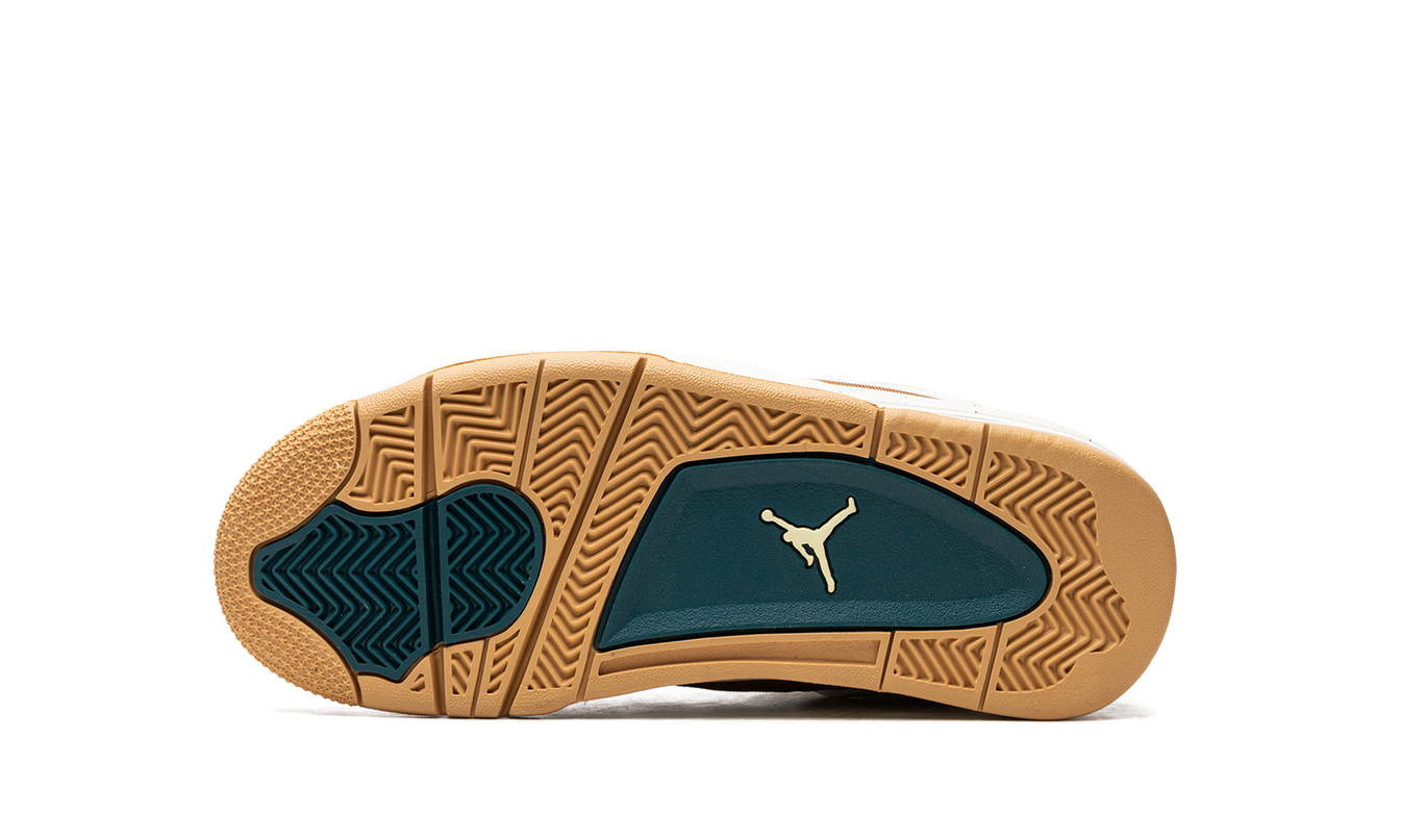 Air Jordan 4 GS schoenen in cacao kleur met zwart en wit details, zichtbaar in close-up op witte achtergrond.