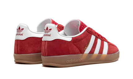 Adidas Gazelle Indoor schoenen in Better Scarlet, rood en wit, met leren bovenwerk en sportieve uitstraling