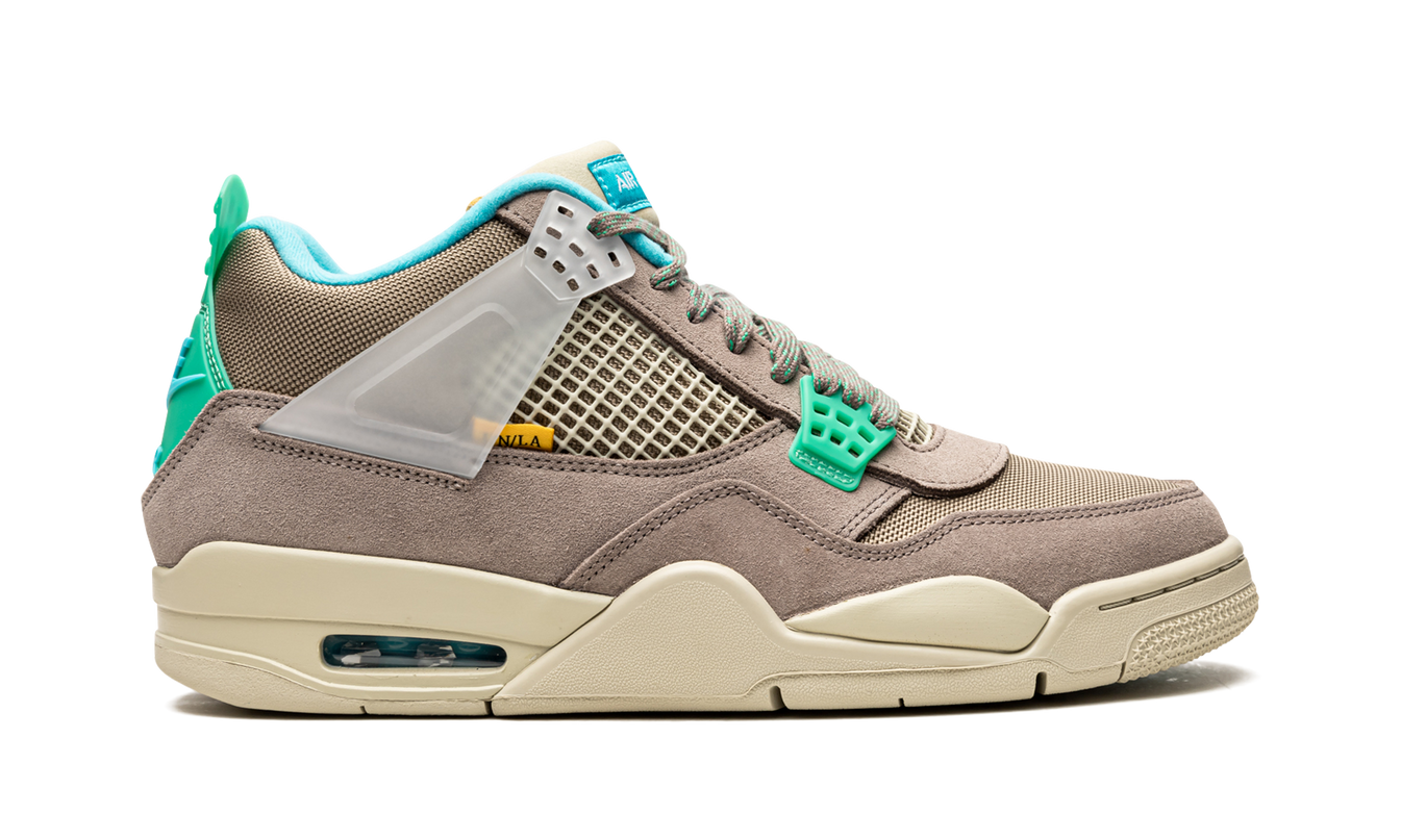 Taupe Haze Air Jordan 4 Retro SP schoenen met Union 30th Anniversary details, zwart en grijs ontwerp, zichtbaar in close-up.
