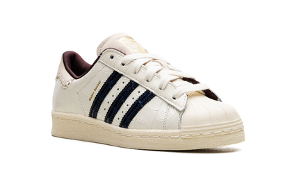 Witte croco sneakers van Superstar door Wales Bonner, gemaakt door Mijn winkel, met opvallende textuur en moderne stijl