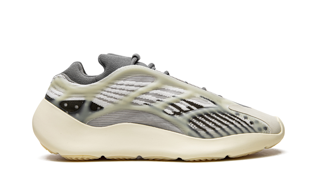 Witte en grijze Yeezy 700 V3 "Fade Salt" sneakers van Mijn winkel, gedetailleerd ontwerp en sportieve stijl.