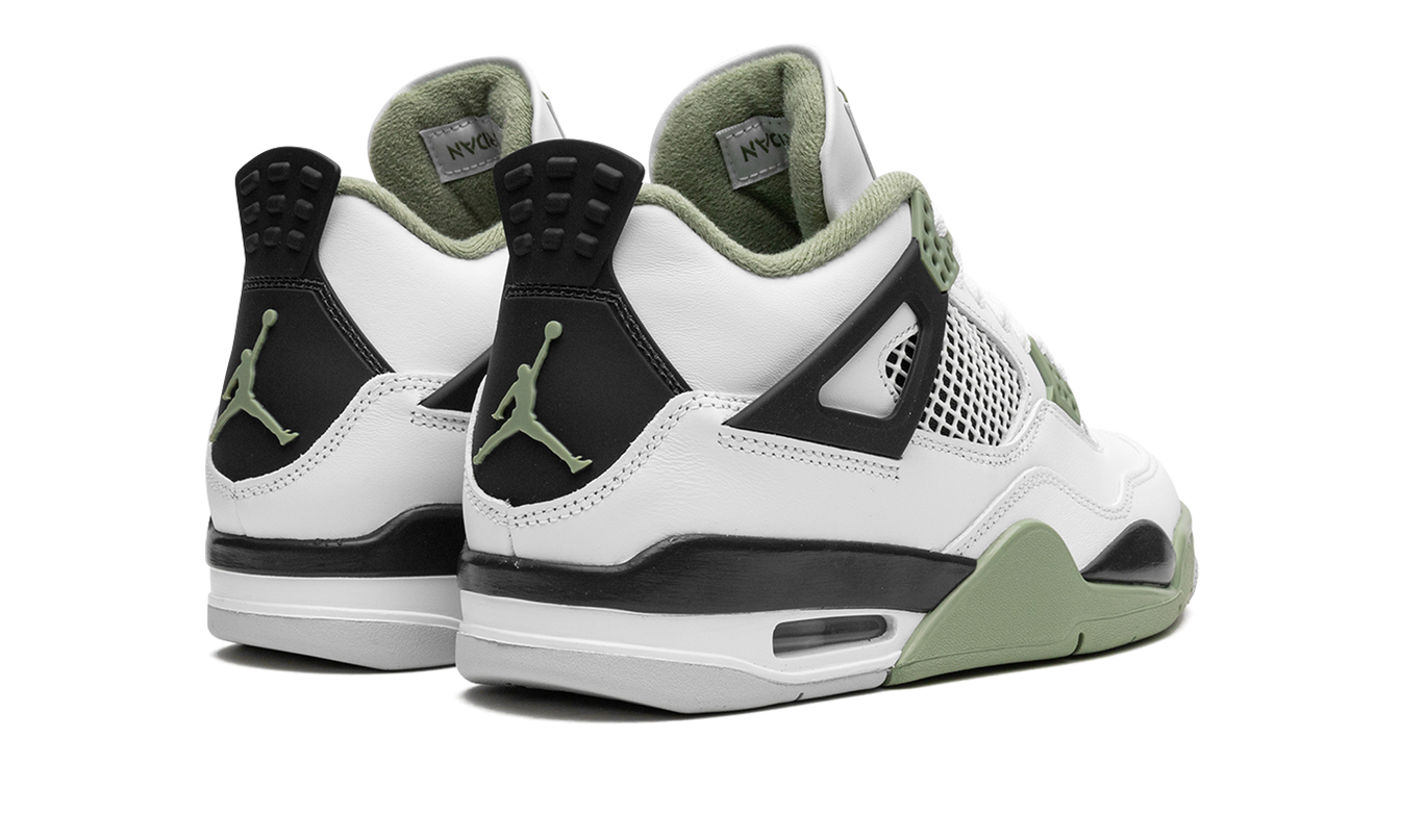 Dames Air Jordan 4 Retro schoenen in Seafoam Oil Green met groene en witte details, zichtbaar op de afbeelding