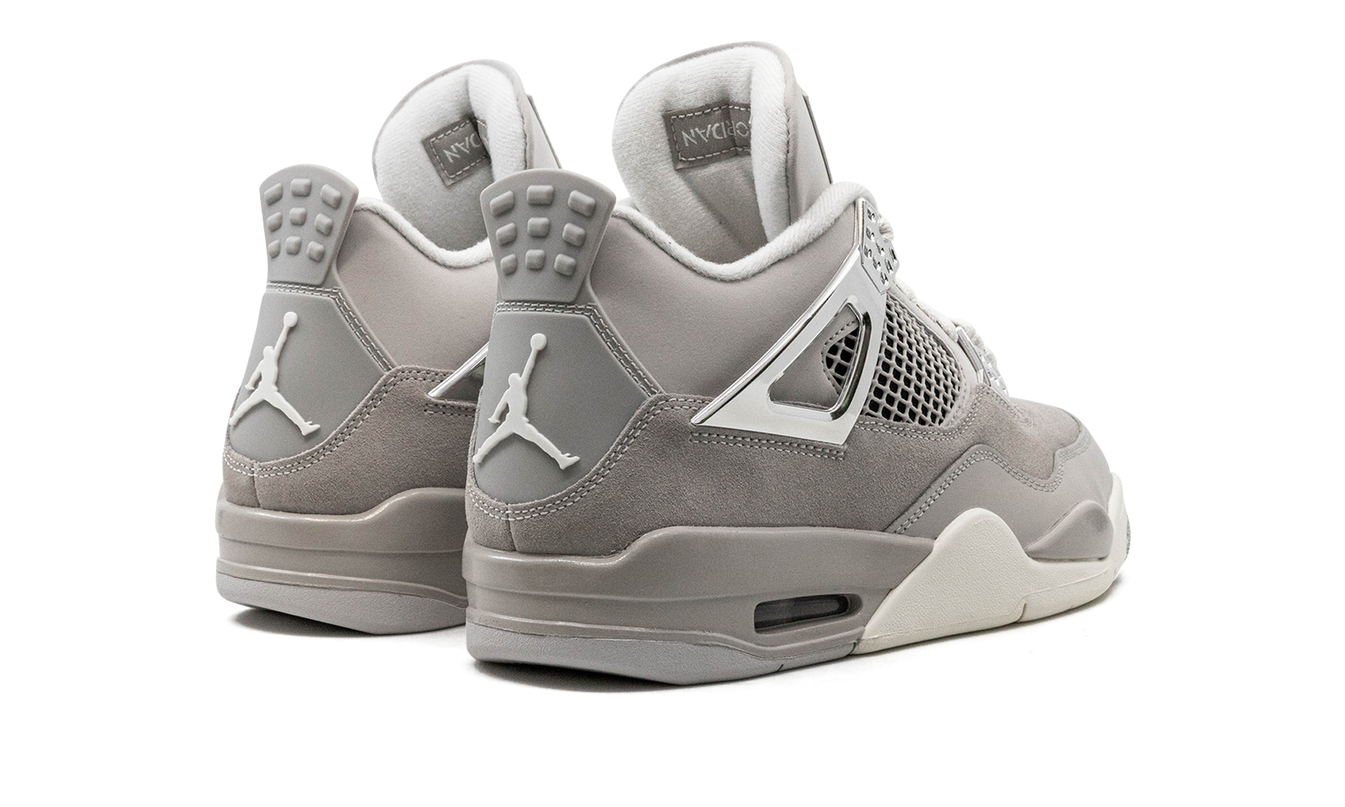 Lucht Jordan 4 WMNS Frozen Moments schoenen in wit en blauw met gedetailleerde ontwerpen en sneakerstijl.