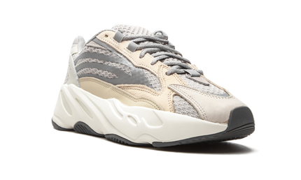 Witte Yeezy Boost 700 V2 sneakers van Mijn winkel, hoge sneakerstijl met dikke zool en rode accenten