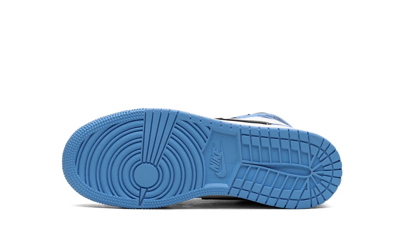 Sneakers Air Jordan 1 Retro High OG GS "UNC Toe" in wit en blauw met Nike logo, zijaanzicht op witte achtergrond