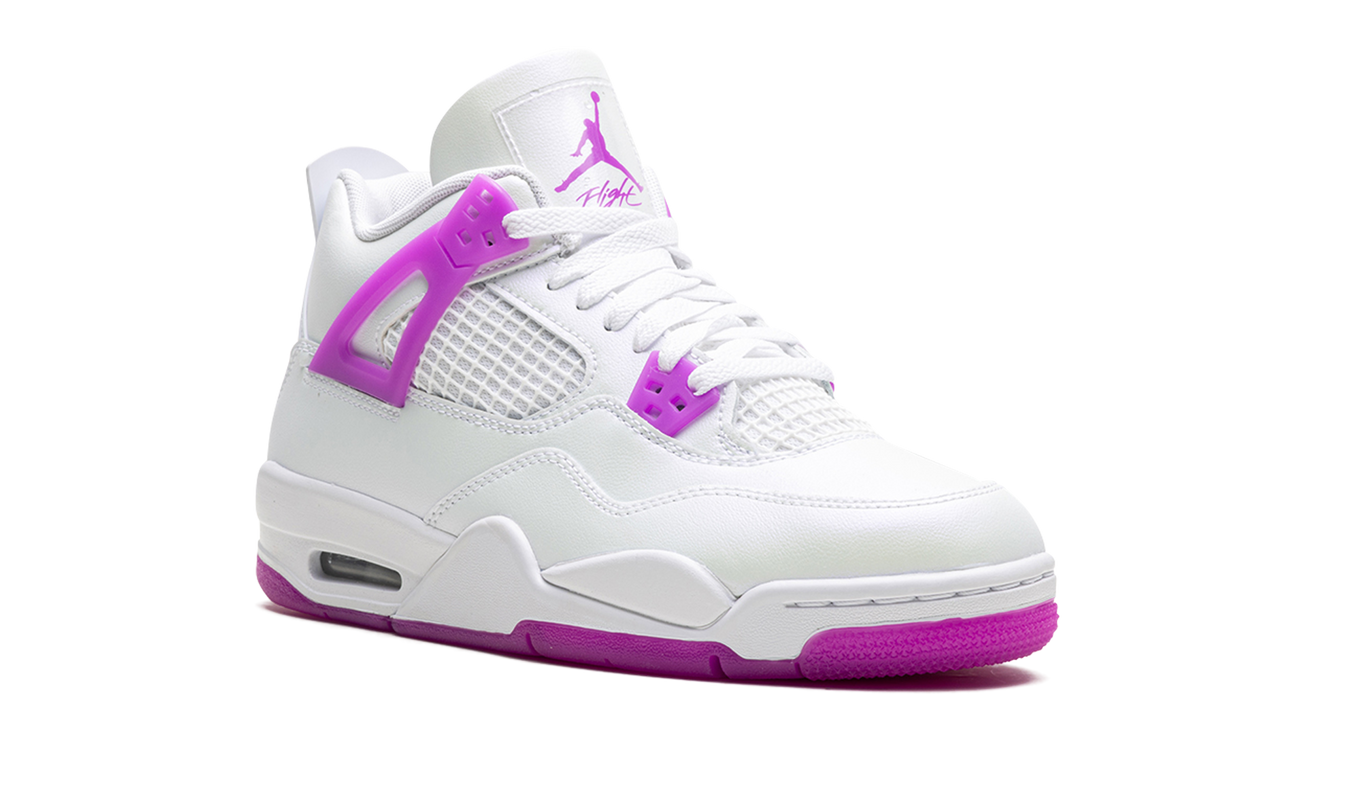 Lichte Air Jordan 4 Retro GS schoenen in hyper violet kleur, met witte en zwarte details, zichtbare zool en veters.