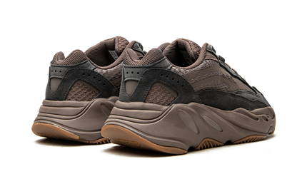 Lichte paarse Yeezy Boost 700 V2 schoenen met dikke zool en sportieve uitstraling, van het merk Mijn winkel.