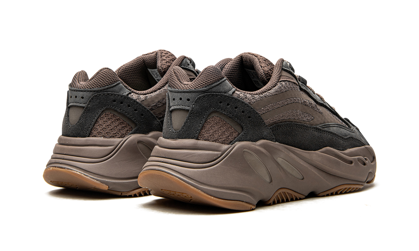 Lichte paarse Yeezy Boost 700 V2 schoenen met dikke zool en sportieve uitstraling, van het merk Mijn winkel.
