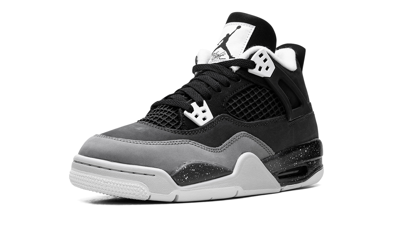 Lichtgrijze en zwarte Air Jordan 4 GS schoenen met Fear details, zichtbaar van de zijkant, in een sportieve stijl.