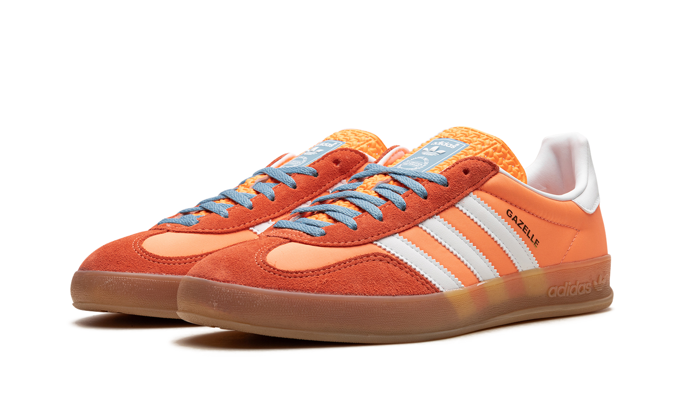 Adidas Gazelle Indoor sneakers in Beam Orange, oranje schoenen voor binnengebruik, met wit en zwarte details, ontworpen voor comfort en stijl.