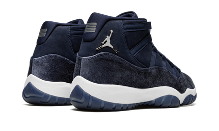 Dames Air Jordan 11 Velvet schoenen in Midnight Navy met glanzende details en zwarte lakleren accents.