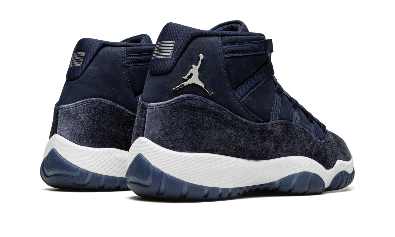 Dames Air Jordan 11 Velvet schoenen in Midnight Navy met glanzende details en zwarte lakleren accents.