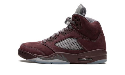 Zwarte en burgundy Air Jordan 5 sneakers voor dames met leren details en witte zool, zichtbaar op de afbeelding.
