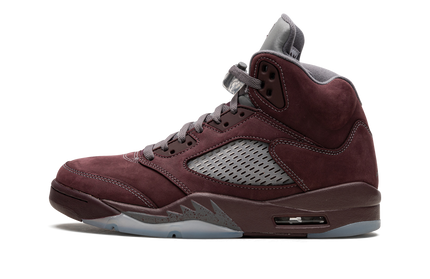 Zwarte en burgundy Air Jordan 5 sneakers voor dames met leren details en witte zool, zichtbaar op de afbeelding.