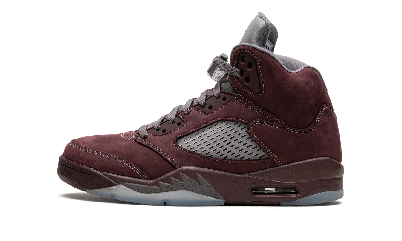 Zwarte en burgundy Air Jordan 5 sneakers voor dames met leren details en witte zool, zichtbaar op de afbeelding.
