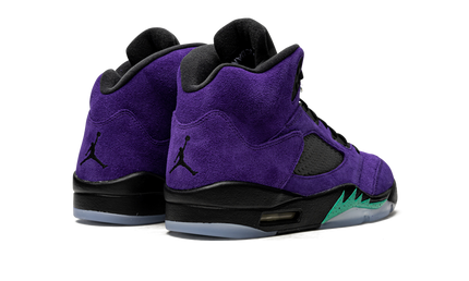 Lucht Jordan 5 Retro "Alternate Grape" schoenen in paar, zwart en paarse details, iconisch design en sportieve stijl.
