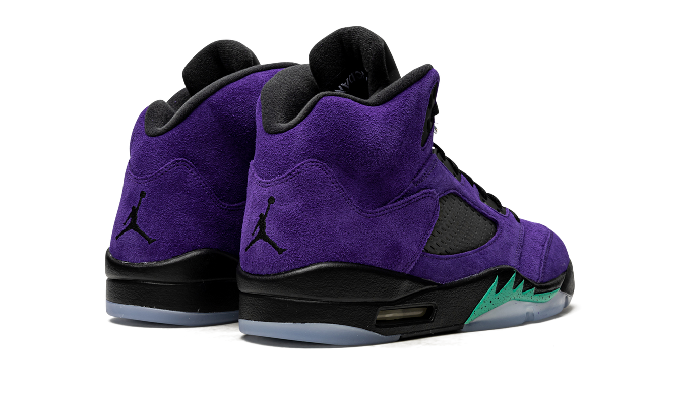 Lucht Jordan 5 Retro "Alternate Grape" schoenen in paar, zwart en paarse details, iconisch design en sportieve stijl.