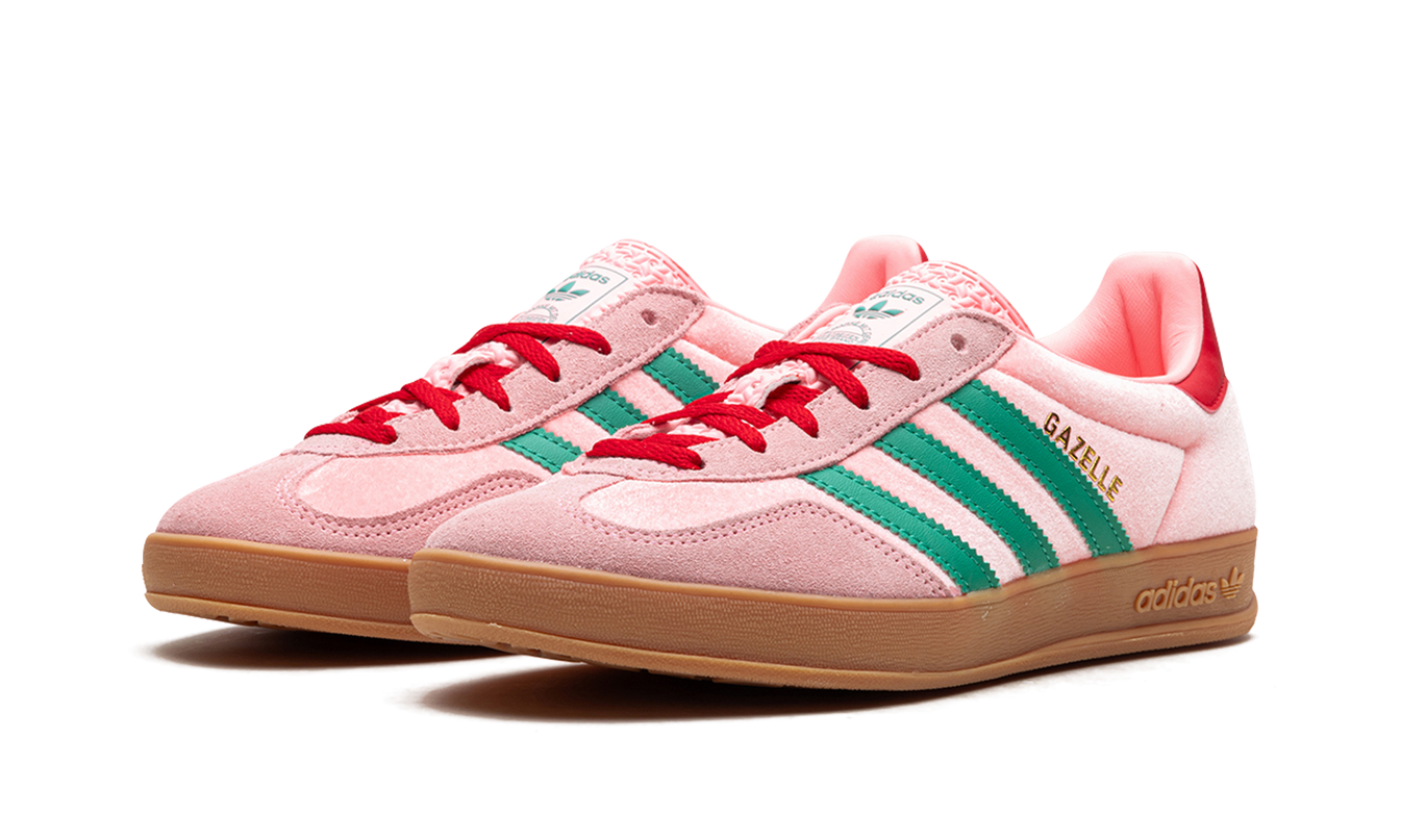 Dames Adidas Gazelle Indoor schoenen in roze fluweel, close-up van de sportieve schoenen met witte zool en roze details