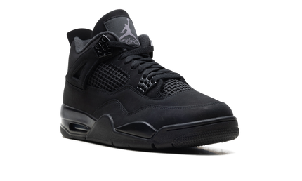 Zwarte Air Jordan 4 "Black Cat 2025" sneakers van Mijn winkel, close-up van de zwarte leren schoenen met witte details