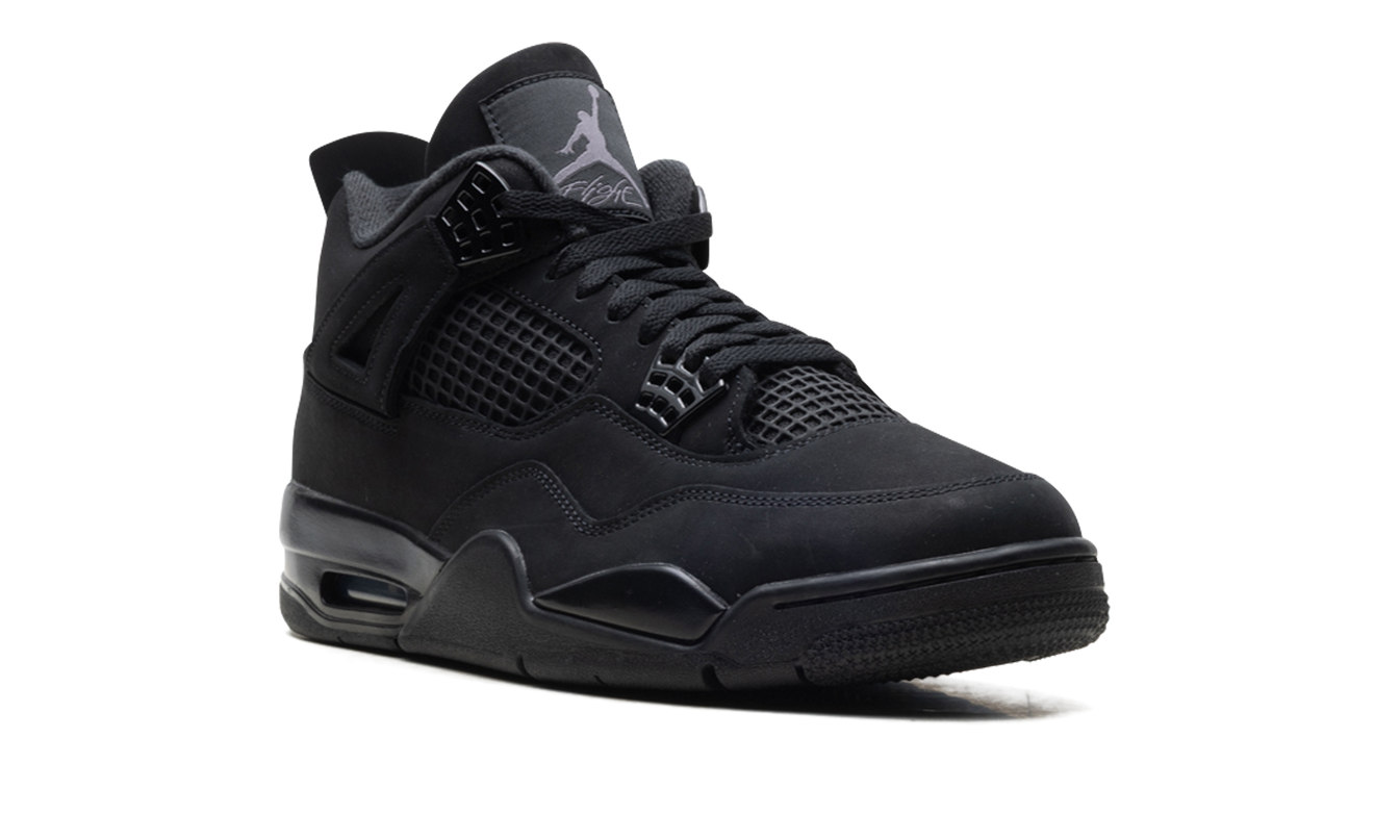 Zwarte Air Jordan 4 "Black Cat 2025" sneakers van Mijn winkel, close-up van de zwarte leren schoenen met witte details