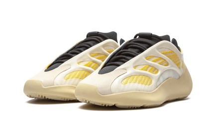 Witte en oranje Yeezy 700 V3 schoenen van Mijn winkel, moderne sneakers met opvallend ontwerp en sportieve uitstraling.