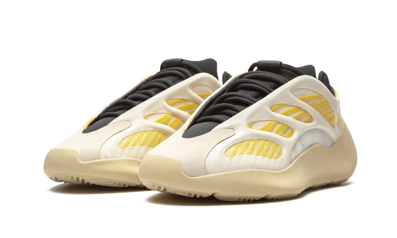 Witte en oranje Yeezy 700 V3 schoenen van Mijn winkel, moderne sneakers met opvallend ontwerp en sportieve uitstraling.