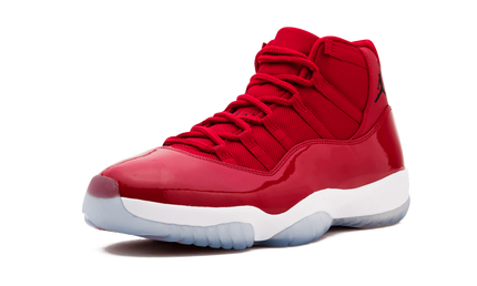 Lichte Air Jordan 11 Retro "Win Like 96" schoenen in zwart en wit met glanzende details en witte zool.
