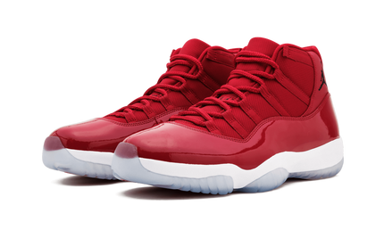 Witte en zwarte Air Jordan 11 Retro sneakers "Win Like 96" met glanzende afwerking en iconisch ontwerp.