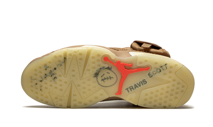 Witte en groene Air Jordan 6 Retro sneakers met tracé details en branding, ontworpen door Travis Scott, van Mijn winkel