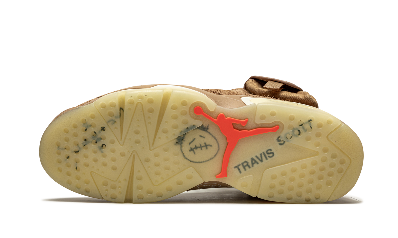 Witte en groene Air Jordan 6 Retro sneakers met tracé details en branding, ontworpen door Travis Scott, van Mijn winkel