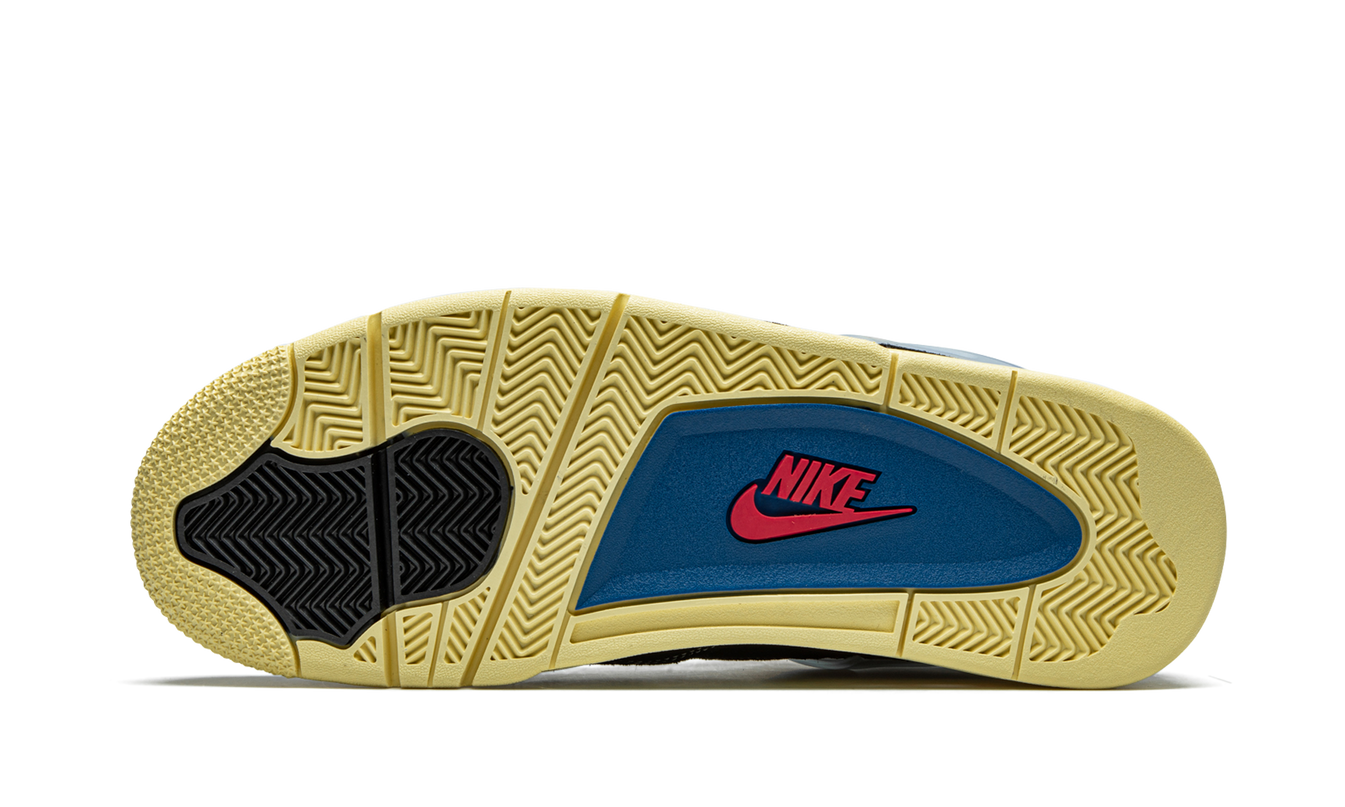 Air Jordan 4 Retro SP "Union Off Noir" sneakers in zwart-blauwe kleur, zichtbaar met zwart en blauwe details en witte zool.