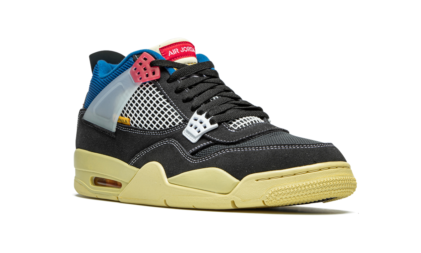 Lage Air Jordan 4 Retro SP "Union - Off Noir" sneakers in zwart met oranje accenten, zichtbaar met witte zool en sportieve stijl