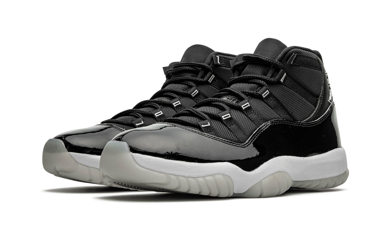 Nike Air Jordan 11 Retro Jubilees schoenen, close-up van het glanzende zwarte en witte ontwerp met zilveren details