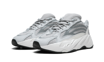 Witte Yeezy Boost 700 V2 "Static" sneakers met dikke zool en futuristisch design, gedragen door een model.