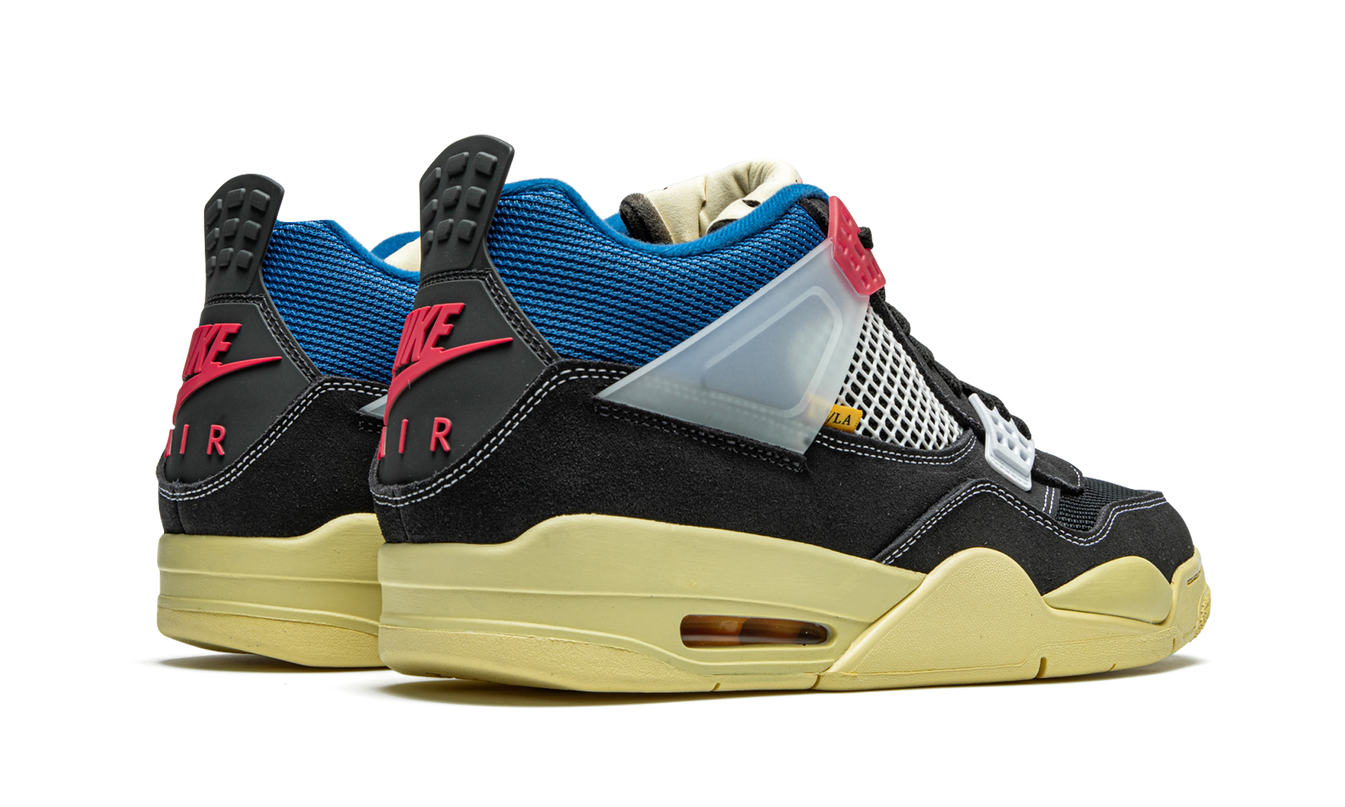 Zwarte Air Jordan 4 Retro SP "Union - Off Noir" sneakers met witte en grijze details, zichtbaar van vooraan en zijaanzicht.