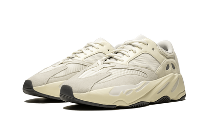Witte en grijze Yeezy Boost 700 "Analog" sneakers van Mijn winkel, overzicht van de schoenen met kenmerkend sportief ontwerp