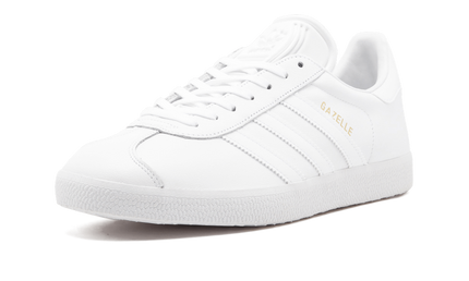 Witte Adidas Gazelle schoenen voor dames, zijaanzicht, met witte leren bovenkant en sportieve rubber zool.