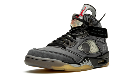 Witte en zwarte Air Jordan 5 Retro SP sneakers met Off-White details, stevige rubberzool en iconisch ontwerp.