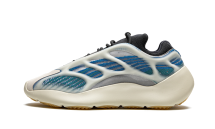 Zwarte Yeezy 700 V3 "Kyanite" sneakers van Mijn winkel met blauwgrijze details en witte zool, close-up van de schoen.