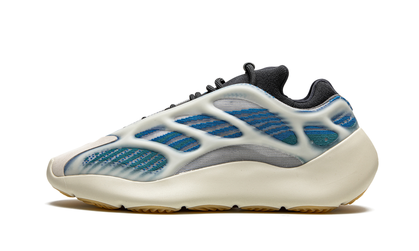 Zwarte Yeezy 700 V3 "Kyanite" sneakers van Mijn winkel met blauwgrijze details en witte zool, close-up van de schoen.