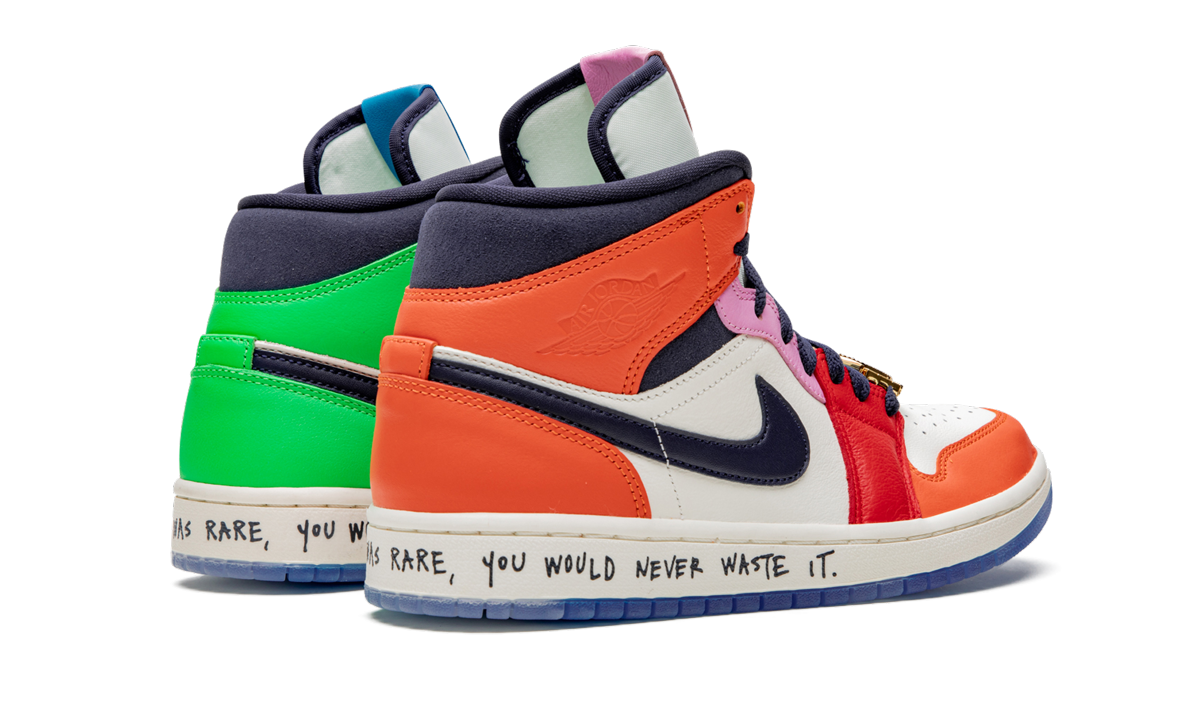 Zwarte Air Jordan 1 Mid WMNS schoenen met gouden details en witte zool, ontworpen door Melody Ehsani, voor dames.