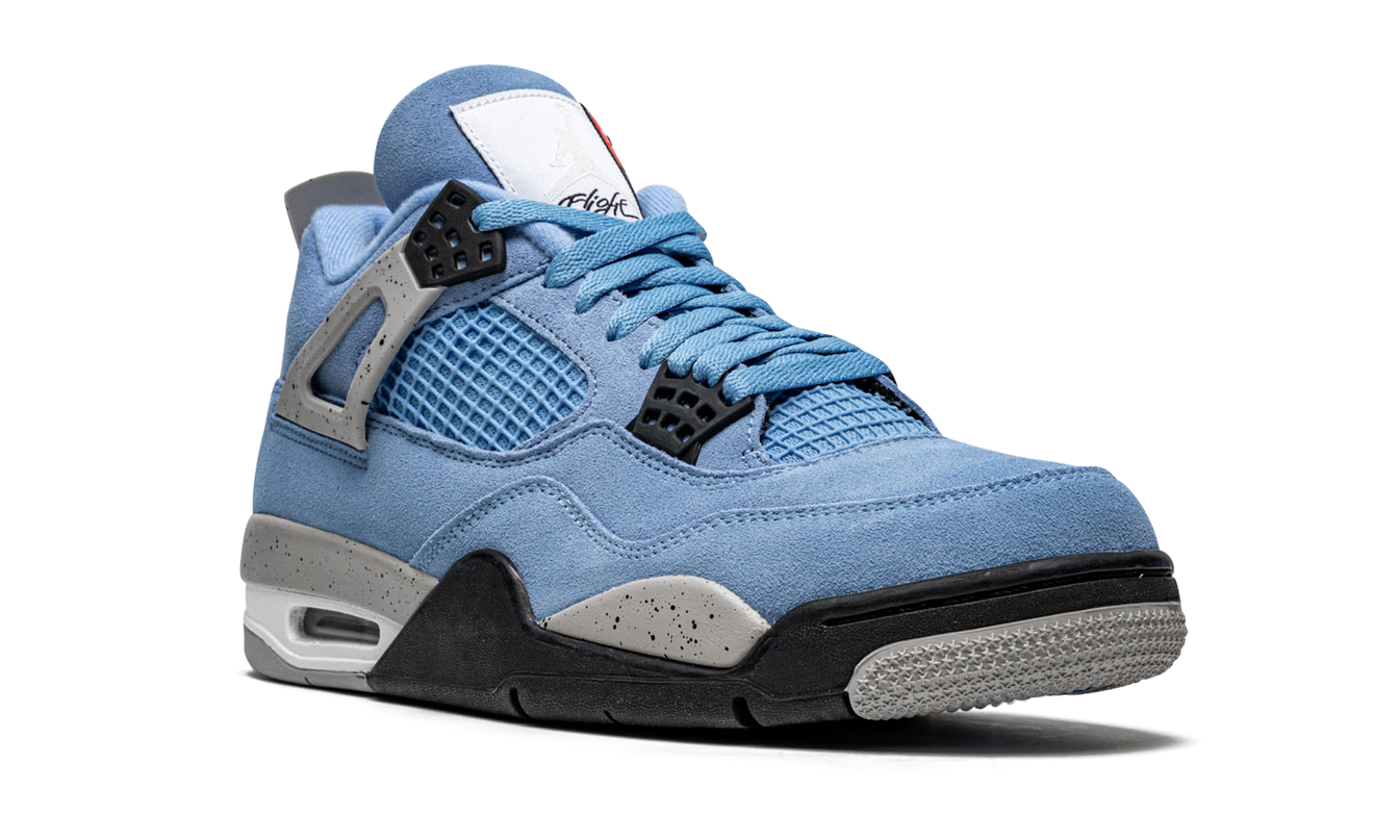 Witte en blauwe Air Jordan 4 Retro sneakers met kenmerkende blauwe details en witte leren bovenkant.
