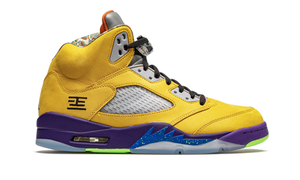 Geleende Air Jordan 5 Retro sneakers met kleurrijk ontwerp en wit leren details, zichtbaar op de afbeelding.